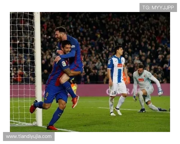 西班牙人队与巴塞罗那的德比战激战正酣球迷期待精彩对决